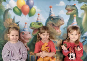 Dzieci pozują do zdjęcia na tle ścianki tematycznej