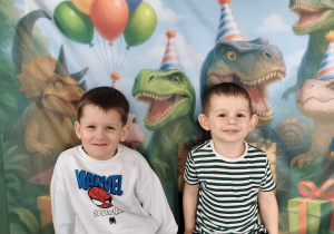 Dzieci pozują do zdjęcia na tle ścianki tematycznej