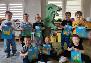 Dzieci prezentują swoje prace plastyczne