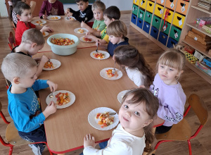 Tuptusie robią sałatkę z owoców egzotycznych