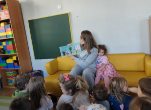 Mama Julci czyta nam bajeczki