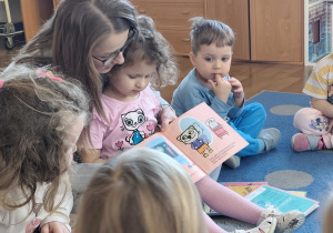 Mama Julki czyta dzieciom bajeczki