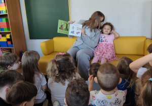 Mama Julki czyta dzieciom bajeczki