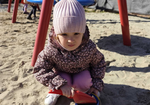 Dzieci bawią się na przedszkolnym placu zabaw