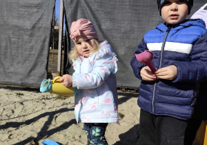 Dzieci bawią się na przedszkolnym placu zabaw