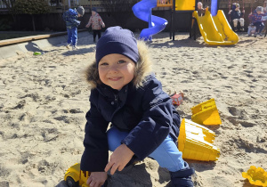 Dzieci bawią się na przedszkolnym placu zabaw