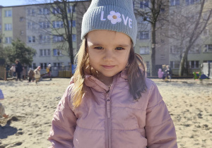 Dzieci bawią się na przedszkolnym placu zabaw