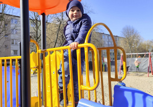 Dzieci bawią się na przedszkolnym placu zabaw