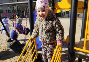 Dzieci bawią się na przedszkolnym placu zabaw