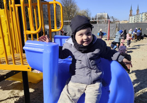 Dzieci bawią się na przedszkolnym placu zabaw