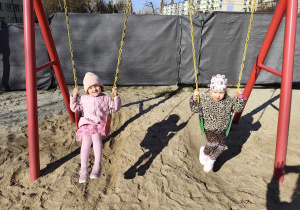 Dzieci bawią się na przedszkolnym placu zabaw