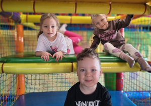 Dzieci bawią się w sali zabaw