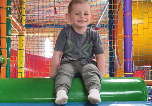 Dzieci bawią się w sali zabaw