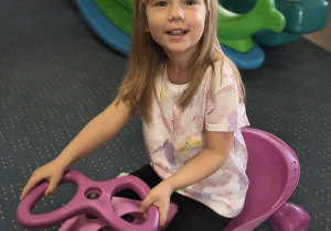 Dzieci bawią się w sali zabaw