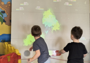 Dzieci bawią się w sali zabaw