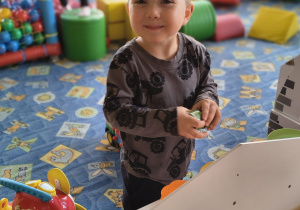 Dzieci bawią się w sali zabaw