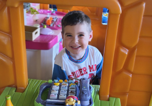 Dzieci bawią się w sali zabaw