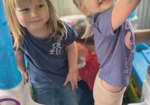 Dzieci bawią się w sali zabaw