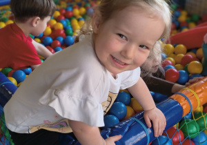 Dzieci bawią się w sali zabaw