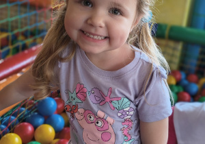 Dzieci bawią się w sali zabaw