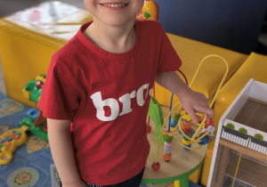 Dzieci bawią się w sali zabaw