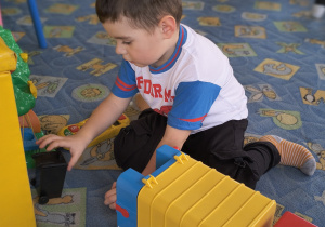 Dzieci bawią się w sali zabaw