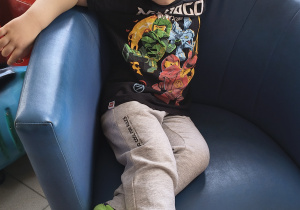 Dzieci bawią się w sali zabaw