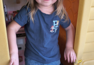 Dzieci bawią się w sali zabaw