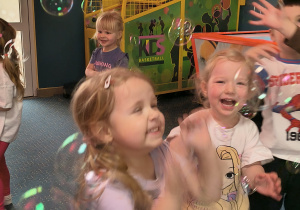 Dzieci bawią się w sali zabaw