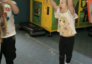 Dzieci bawią się w sali zabaw