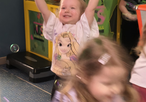 Dzieci bawią się w sali zabaw