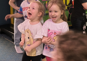 Dzieci bawią się w sali zabaw