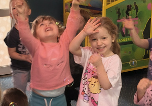 Dzieci bawią się w sali zabaw