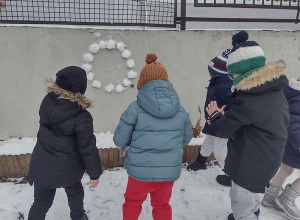 ,,Śnieżna bitwa" zabawy rzutne.