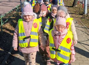 Buziaki chwytają pierwsze, wiosenne promienie słońca.