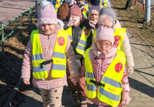 Buziaki chwytają pierwsze, wiosenne promienie słońca.