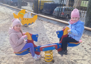 Buziaki chwytają pierwsze wiosenne promienie słońca.