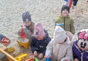 Buziaki chwytają pierwsze wiosenne promienie słońca.