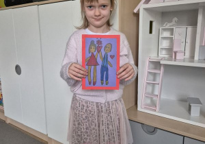 Ala prezentuje swoją laurkę