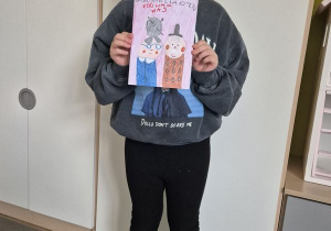 Lila prezentuje laurkę