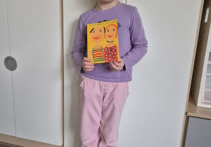 Pola prezentuje laurkę