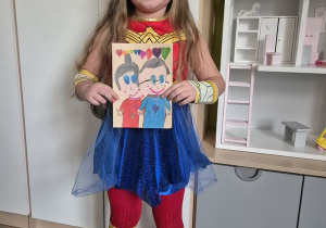 Żaklina prezentuje laurkę