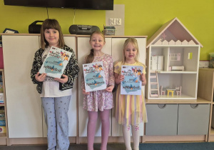 Lila, Pola i Asia prezentują dyplomy