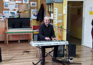 Artysta śpiewa gruzińską piosenkę