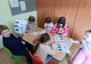 dzieci wypełniają kartę pracy