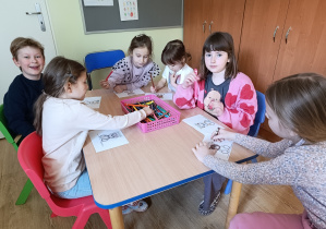 dzieci wypełniają kartę pracy