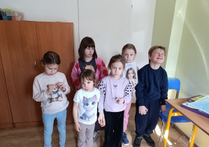 dzieci pokazują smutne miny