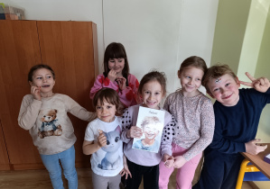 dzieci pokazują wesołe miny