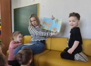 Mama Bastiana czyta książeczki