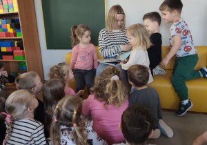 Mama Bastianka czyta dzieciom książeczki